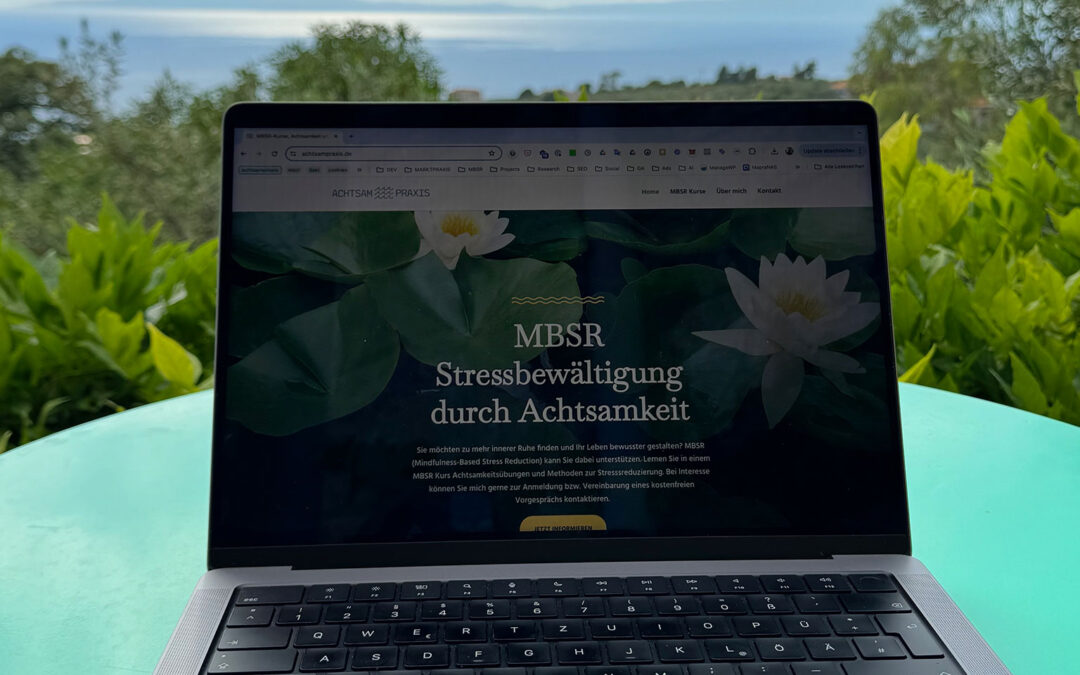 Die digitale Welt verbunden mit einem Moment der Achtsamkeit – Effizienz und Präsenz“